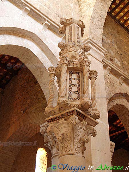22-P6140601+.jpg - 22-P6140601+.jpg - Il cero pasquale nell'antica abbazia di   S. Clemente a Casauria (IX sec.).